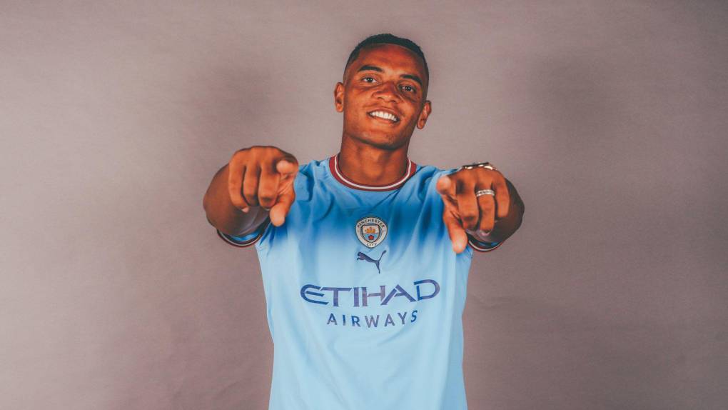 El Manchester City cerró este jueves la incorporación del central suizo Manuel Akanji, su quinto fichaje de este mercado veraniego. El futbolista de 27 años llega procedente del Borussia Dortmund y ha firmado un contrato hasta 2027 con los celestes.