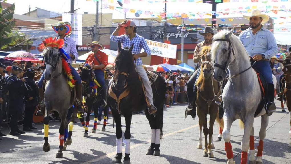 Miles de hondureños y turistas extranjeros disfrutan del Gran Carnaval de La Ceiba 2022
