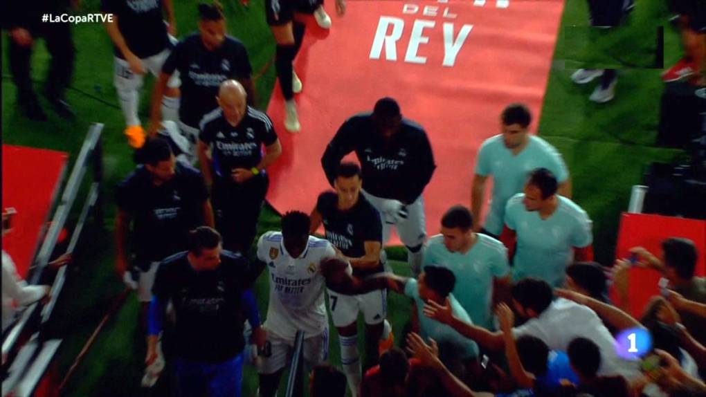 Al medio tiempo del partido, Vinicius protagonizó una nueva pelea, esta vez con el delantero argentino Ezequiel ‘Chimy’ Ávila, quien empezó de suplente en la final.