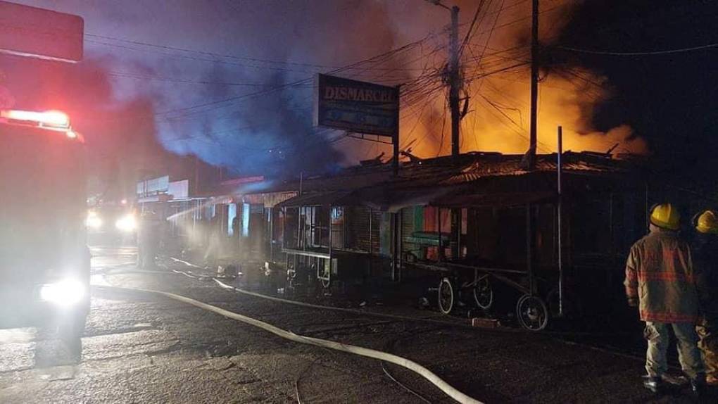 Un pavoroso incendio se registró en horas de la madrugada de este jueves en un reconocido mercado de Choluteca, zona sur de Honduras. 