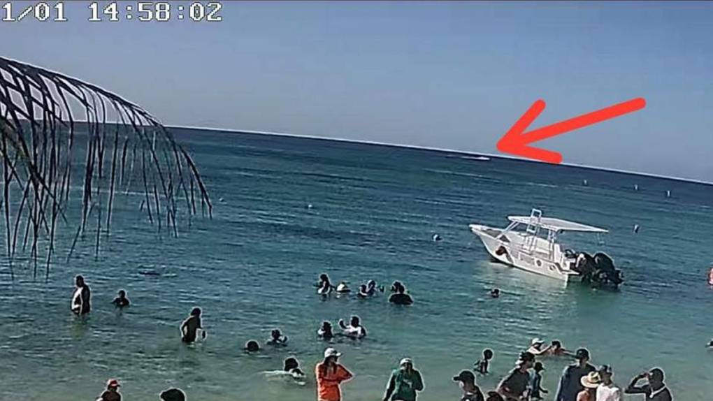 La muestran navegando sola a pocos metros de la playa. También se observa la estela que deja el motor de la moto.