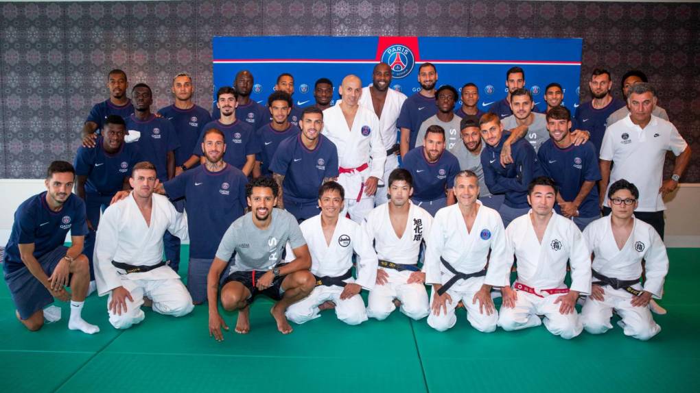 Del fútbol al judo: Jugadores del PSG intercambian el balón por el kimono
