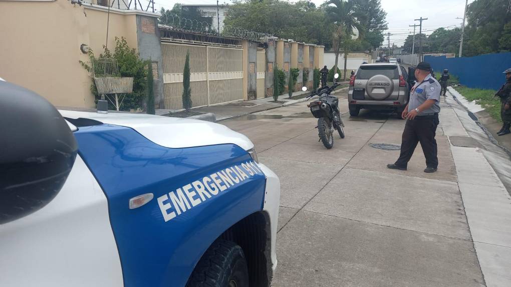 Agentes policiales están en la escena del atentado para indagar lo ocurrido. 