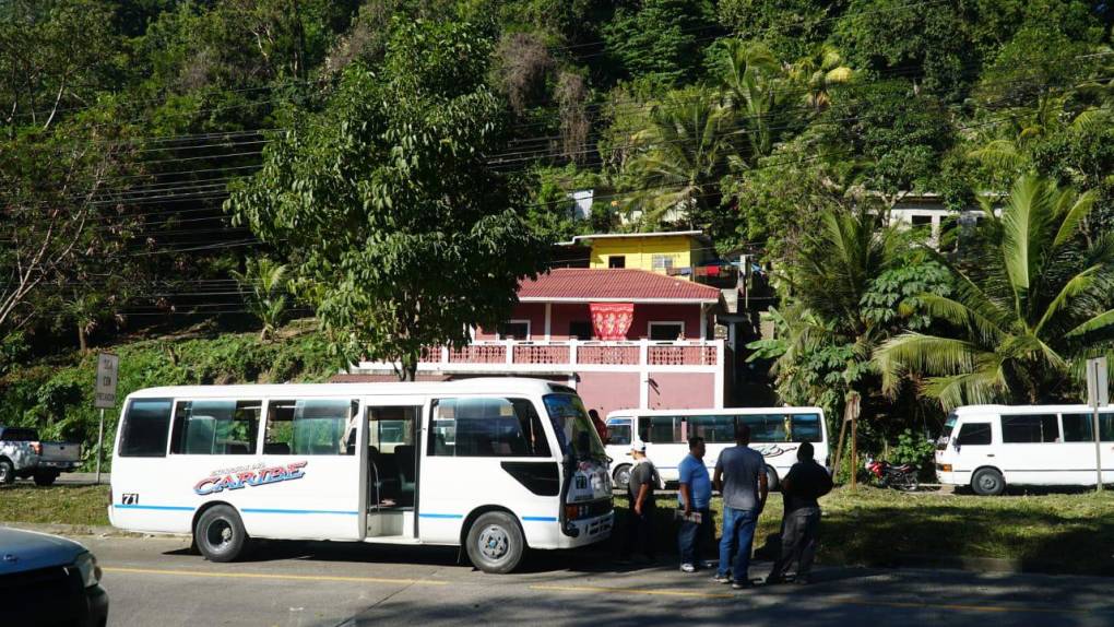 Según testigos, al menos dos hombres se subieron a la unidad de transporte de la empresa Caribe, que cubre la ruta Puerto Cortés-San Pedro Sula, en la col. La Mora, y luego entregaron un celular al conductor.