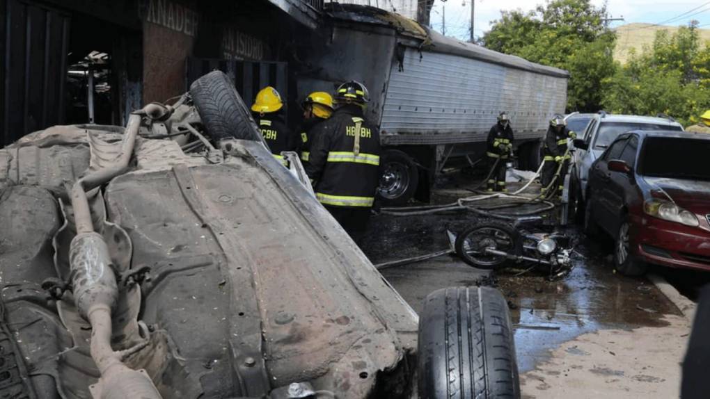 El accidente fue provocado por una rastra fuera de control. Dos mujeres murieron, pues se encontraban frente a la panadería donde el pesado vehículo fue a impactar, envolviendo en llamas todo el inmueble.