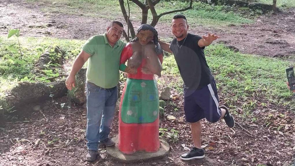 Ciudadanos que visitaban el lugar, no dudaron en tomarse fotos con la estatua de La Sucia, ubicada a la orilla de la quebrada.
