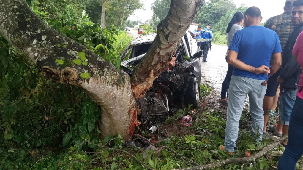 En el carro, que se estrelló frontalmente contra el árbol, se conducían tres personas, dos hombres y la mujer identificada Norma Lisbeth Laínez Escobar.