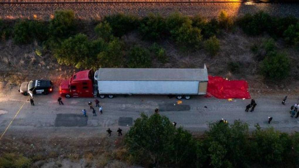El hallazgo recuerda a la tragedia de junio pasado en San Antonio, Texas, donde fue encontrado un vehículo abandonado en el que viajaban migrantes de distintas nacionalidades, de los que murieron más de 50 por la falta de ventilación y las altas temperaturas de la región.