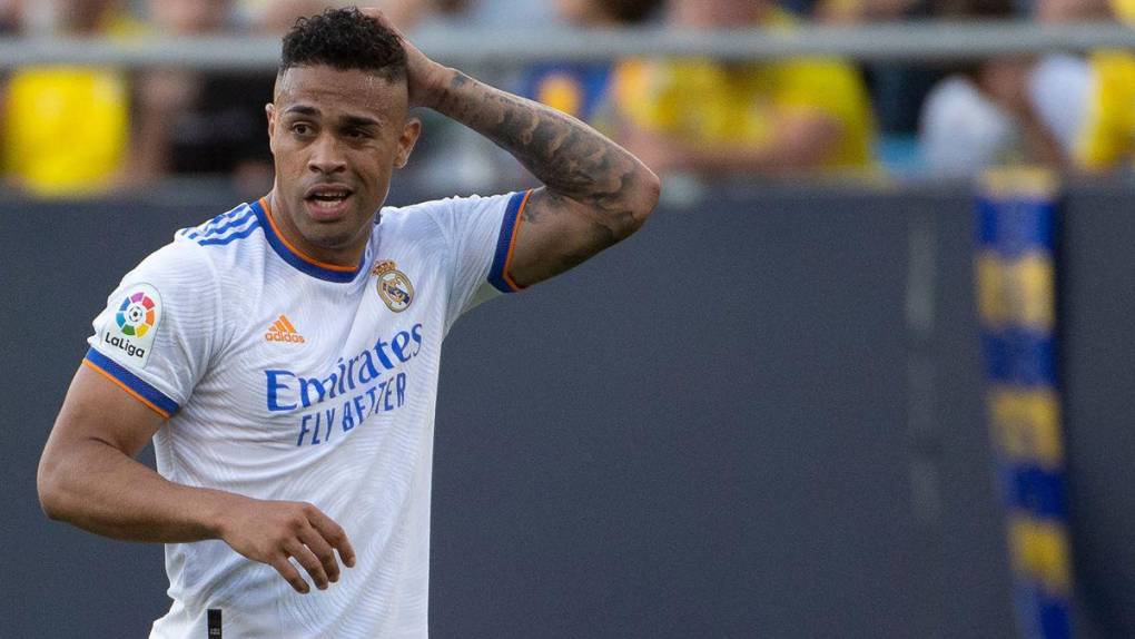 Mariano Díaz: El delantero no entra en los planes de Ancelotti y como consecuencia el Real Madrid busca venderle.