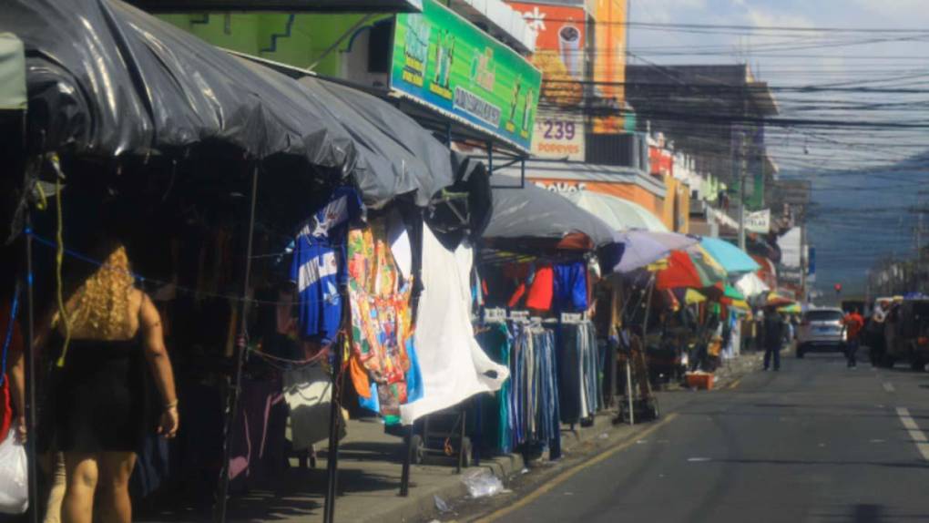 Los puestos con carpas en las aceras del centro de San Pedro Sula han aumentado.