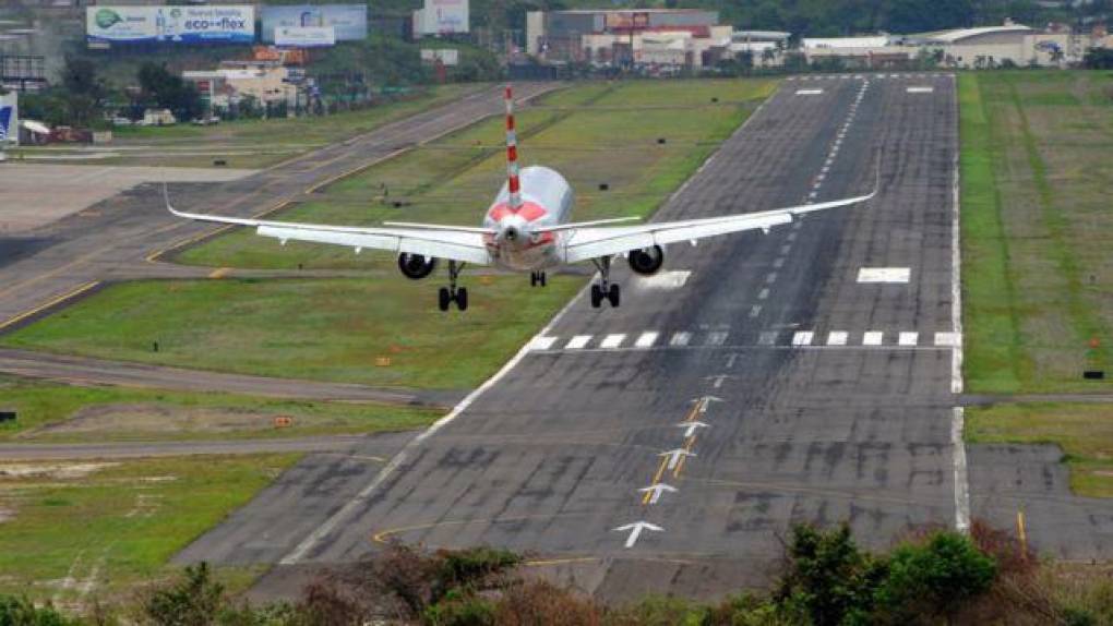 Todas estas pistas exigen nervios de acero a los pilotos y hasta los más experimentados temen, por lo que deben realizar arduas maniobras de aterrizaje y despegue.