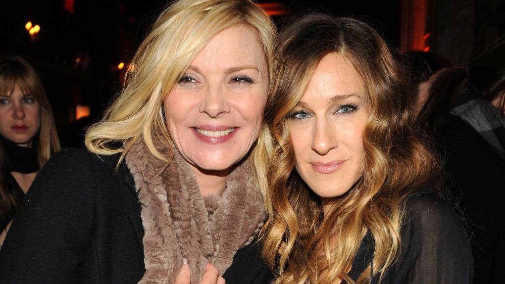 Sarah Jessica Parker y Kim Cattrall tanto en la serie de Sex and the City como en la vida real, estas dos eran inseparables, hasta que Kim se molestó por recibir un salario inferior al de Sarah, además existen rumores de que Cattrall quiere hacer más películas de SATC y Parker ha rechazado la oferta.