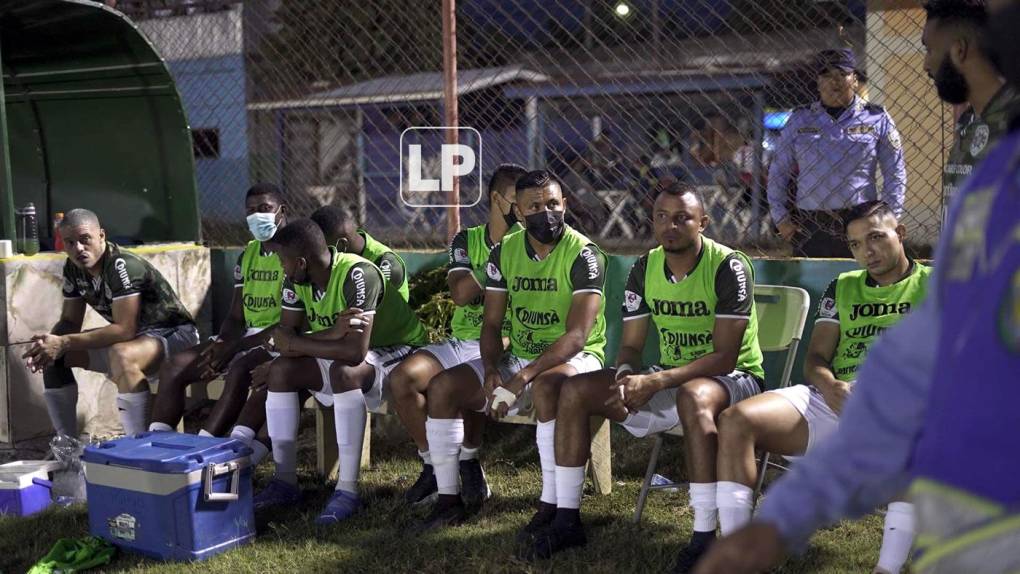 Los jugadores suplentes del Marathón también estaban con el rostro serio.