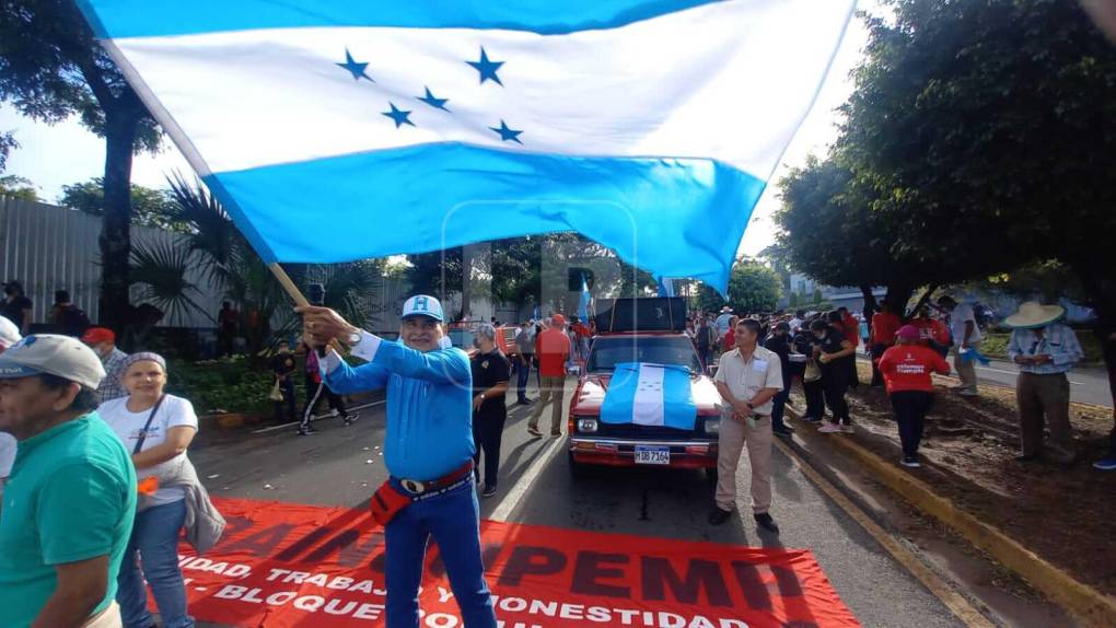 Los presentes hondearon la bandera nacional azul turquesa, cuyo color comenzó a implementarse bajo el mandato de la presidenta Xiomara Castro. 