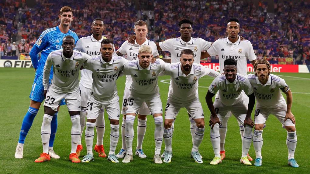 Los 11 titulares del Real Madrid posando previo al inicio del partido.