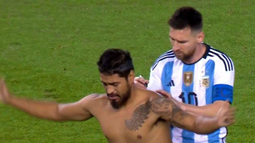 El aficionado extendió sus brazos y se colocó de espaldas a Messi que se aprestaba a firmar su autógrafo.