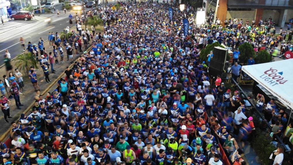 La salida de la carrera más importante de Honduras fue a las 5 de la mañana en el parqueo del Comisariato Los Andes. Las rutas establecidas son: 5 km, 10.5 km y 21 km.
