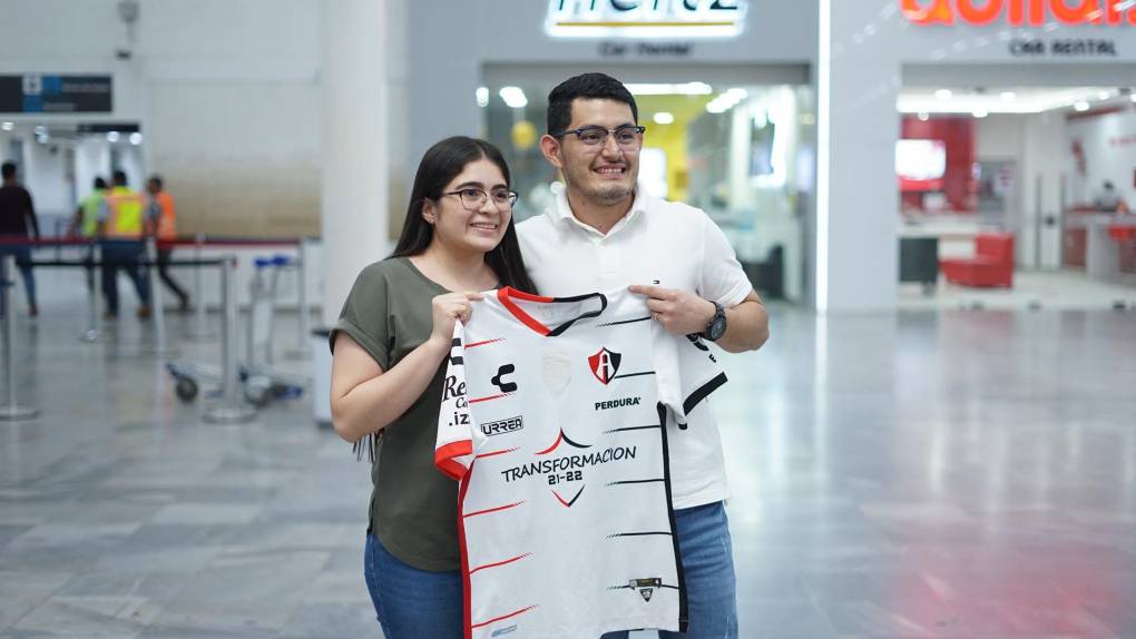 Kevin Madrid y María Fernanda Aguilera fueron la pareja de hondureños que sorprendieron al Atlas en San Pedro Sula. Ambos mostraron su cariño por el equipo mexicano.