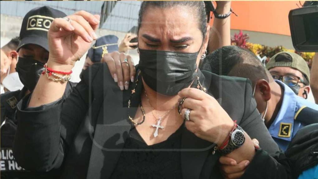 La exprimera dama Rosa Elena Bonilla de Lobo salió con permiso de la cárcel de mujeres en Támara para asistir al velatorio y sepelio de su hijo Said Lobo Bonilla.