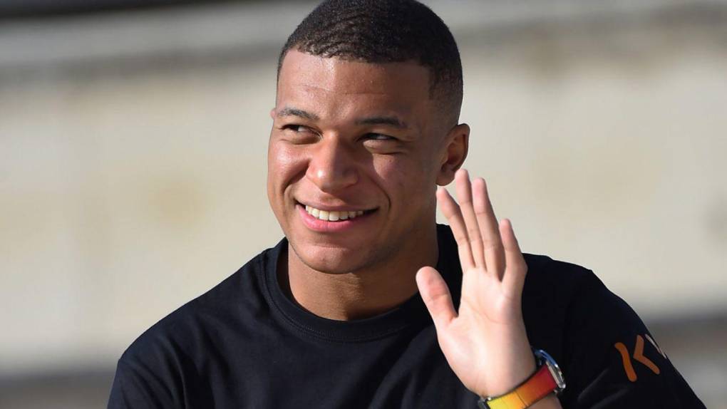 Kylian Mbappé es considerado el talento joven más aclamado del fútbol mundial y forma parte de un triunvirato de delanteros que juega para el Paris Saint-Germain, junto con el argentino Lionel Messi y el brasileño Neymar Jr.