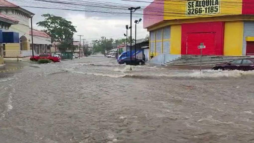 Tormenta deja calles anegada en San Pedro Sula