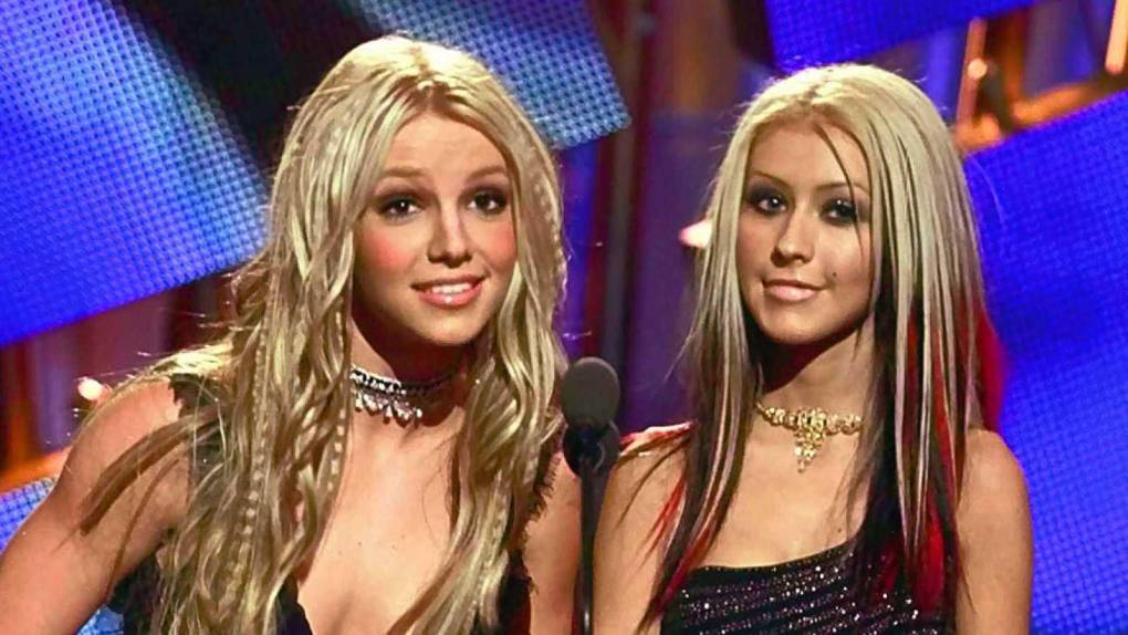 Britney Spears y Christina Aguilera, su amistad comenzó cuando eran muy pequeñas, mientras participaban en el Club de Mickey Mouse, pero cuando pasó el tiempo y las dos se hicieron más populares, Christina no soportaba la vida perfecta de Britney, que incluía una hermosa relación con Justin Timberlake.