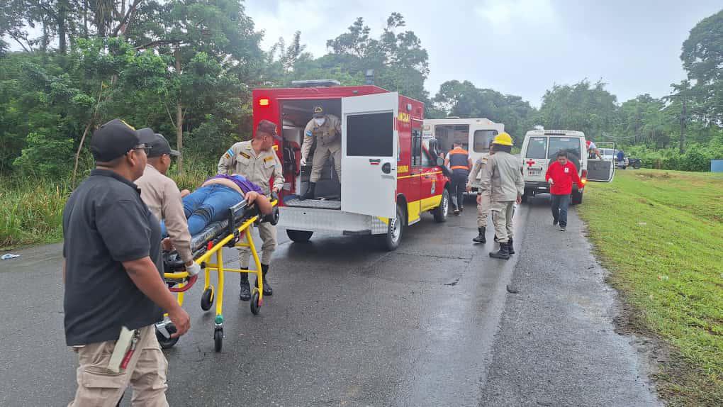 Varios heridos tras accidente de bus y mototaxi en Atlántida