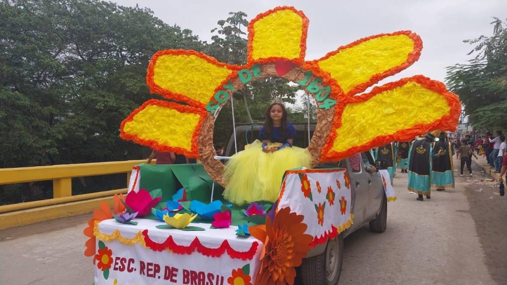 Carrozas realizadas por diferentes escuelas, también formaron parte de la apertura de las festividades de la feria de Azacualpa.