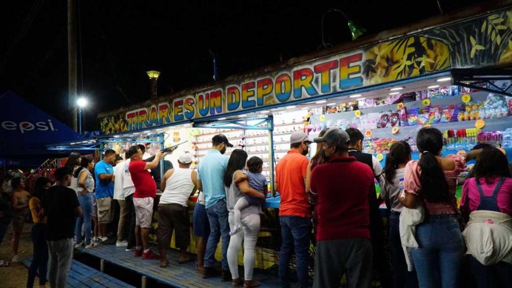 ¡Feria Juniana! Alcalde Roberto Contreras disfruta de los juegos mecánicos