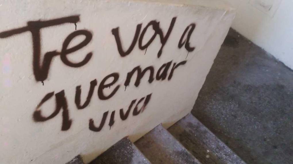 “Te voy a quemar viva”, dice uno de los cuatro letreros amenazantes que hizo públicos justo dos meses antes de que le cumplieran la amenaza. 