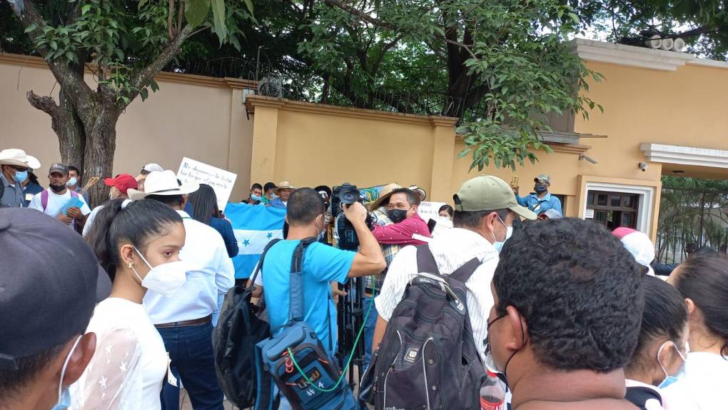 Los pobladores viajaron desde el departamento occidental para exigir que el Gobierno, que preside Xiomara Castro, reactive el proyecto de pavimentación en la región. 