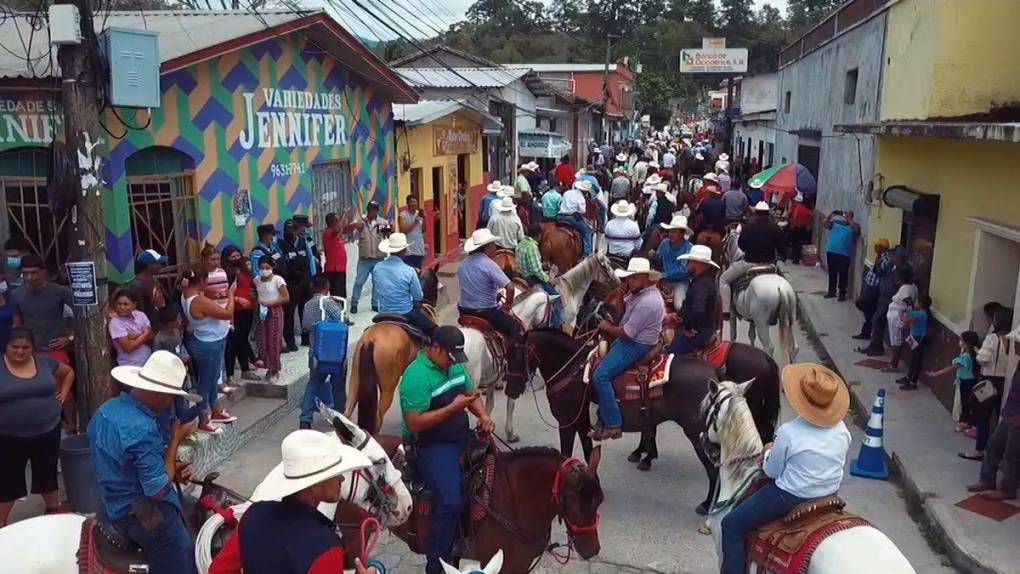 Con un concurrido y colorido desfile hípico y de carrozas acompañadas por más de 200 caballos y jinetes de alta escuela.