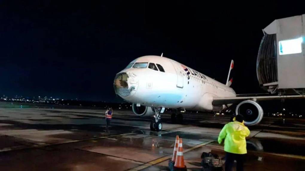 Terror en el aire: Un avión de LATAM sufre graves destrozos tras atravesar tormenta