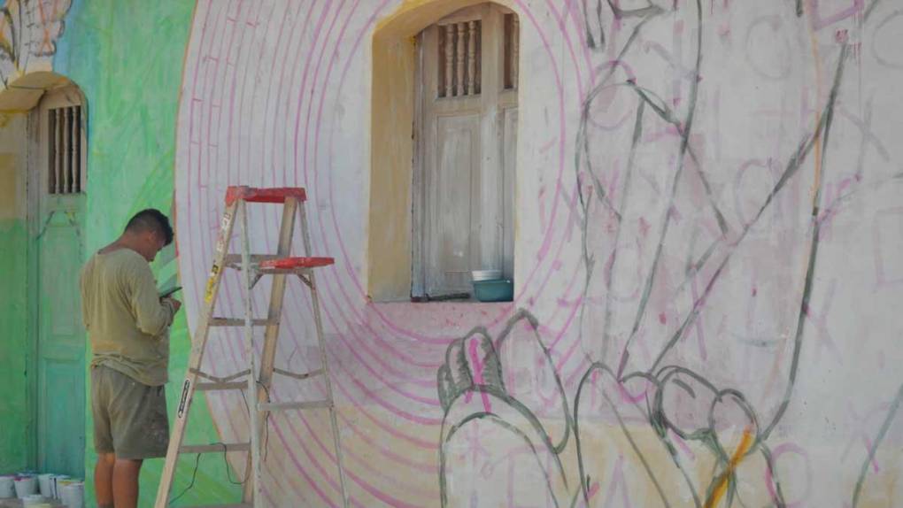 Muralistas comienzan a llenar de colores las calles de Arada, Santa Bárbara