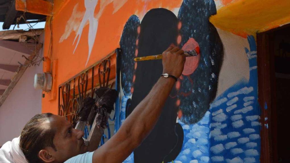Muralistas comienzan a llenar de colores las calles de Arada, Santa Bárbara