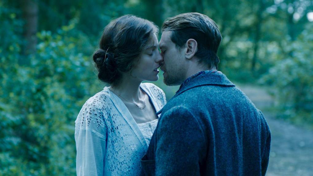 “El amante de Lady Chatterly”. Connie Reid está casada con Clifford Chatterley, un hombre de negocios que vuelve discapacitado de la Segunda Guerra Mundial. Pronto iniciará un romance con Oliver Mellors, un antiguo minero. Estreno: Ya disponible en Netflix. 