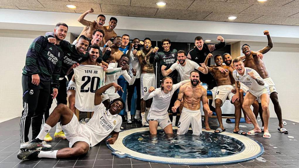 El Real Madrid publicó en sus redes sociales la imagen de celebración dentro del camerino en el Camp Nou tras aplastar por 4-0 al Barcelona en la semifinal de vuelta de la Copa del Rey.