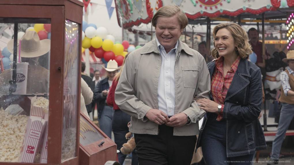 <b>“LOVE AND DEATH”, 26 de abril en HBO Max</b>Elizabeth Olsen y Jesse Plemons protagonizan este drama, escrito por David E. Kelley -creador de series como “Ally McBeal” o “Big little lies”- y que cuenta la verdadera historia de dos parejas que asisten a la iglesia y disfrutan de su vida en un pequeño pueblo de Texas, hasta que una aventura extramatrimonial lleva a alguien a agarrar un hacha y tomar venganza por su propia mano.