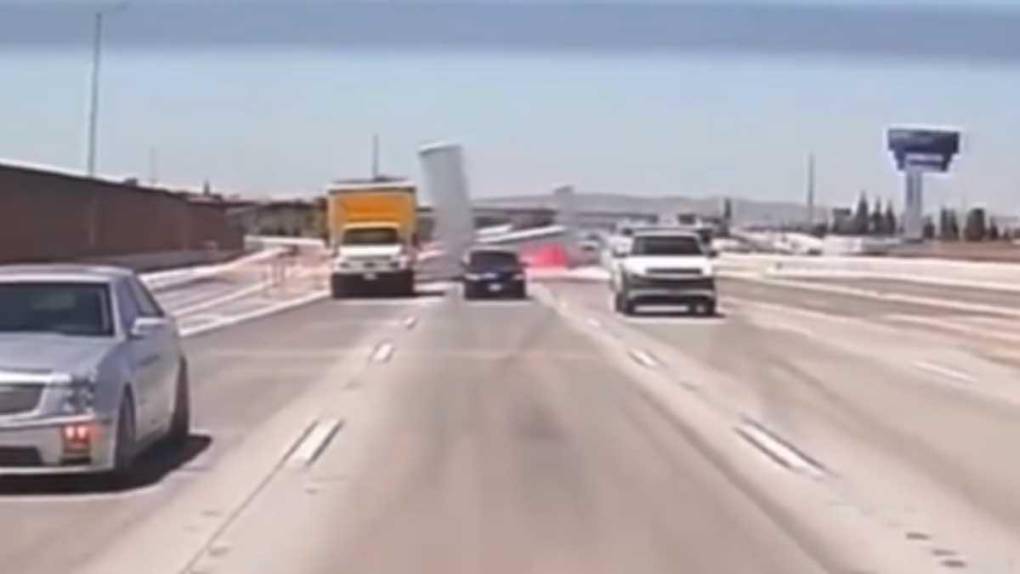 Momento en el que una avioneta se estrella en una autopista de Los Ángeles, California