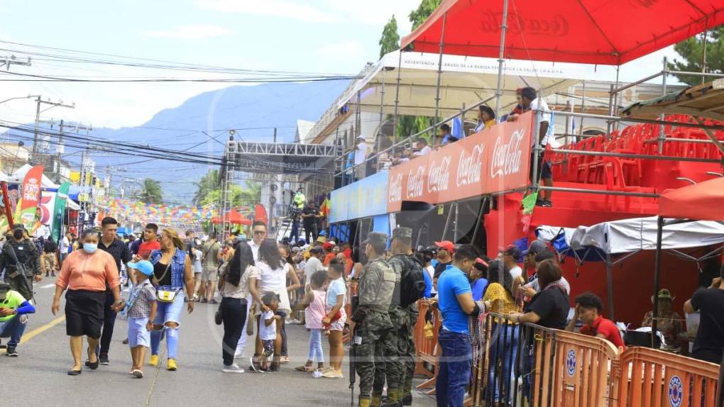 Algunos visitantes dijeron estar contentos con la reapertura del Gran Carnaval después de ser suspendido dos años por la pandemia del coronavirus.