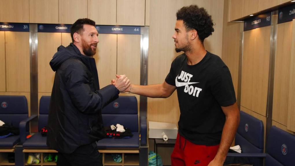 Messi llegó a las instalaciones del PSG y saludó a los jugadores y parte del cuerpo técnico presente en el recibimiento de Messi.