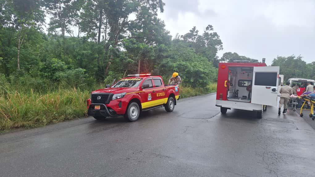 Varios heridos tras accidente de bus y mototaxi en Atlántida