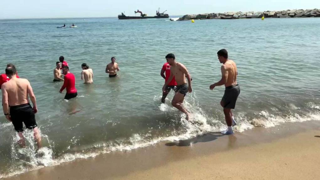 El Eintracht Frankfurt celebró en la playa de la Barceloneta el triunfo histórico en el Camp Nou para eliminar al Barça de la Europa League. 