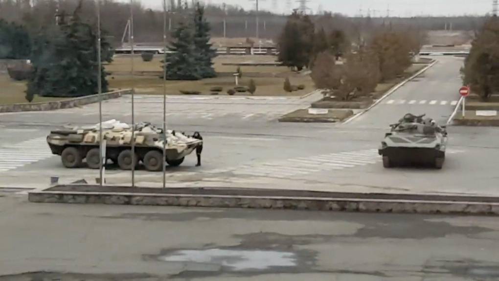 Los tanques de guerra ruso entran a la zona de exclusión de Chernóbil.