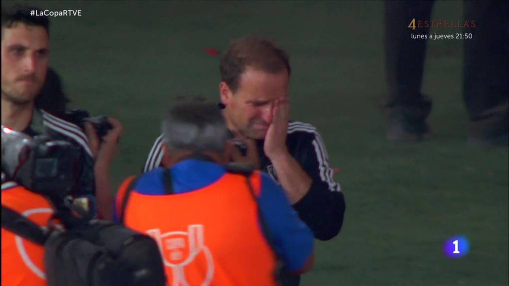 Jagoba Arrasate rompió a llorar una vez finalizada la final de la Copa del Rey. Llanto desconsolado.