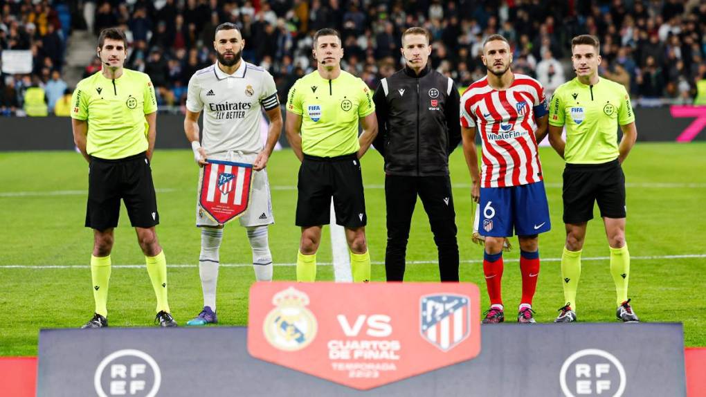 Los capitanes Karim Benzema y Koke posan con la cuarteta arbitral antes del partido en el estadio Santiago Bernabéu.