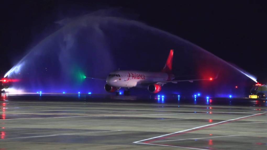 El martes 31 de octubre a las 11:55 pm llegó el primer vuelo al aeropuerto Internacional de Palmerola procedente de Bogotá, Colombia, abriendo así una conectividad más para los hondureños. 