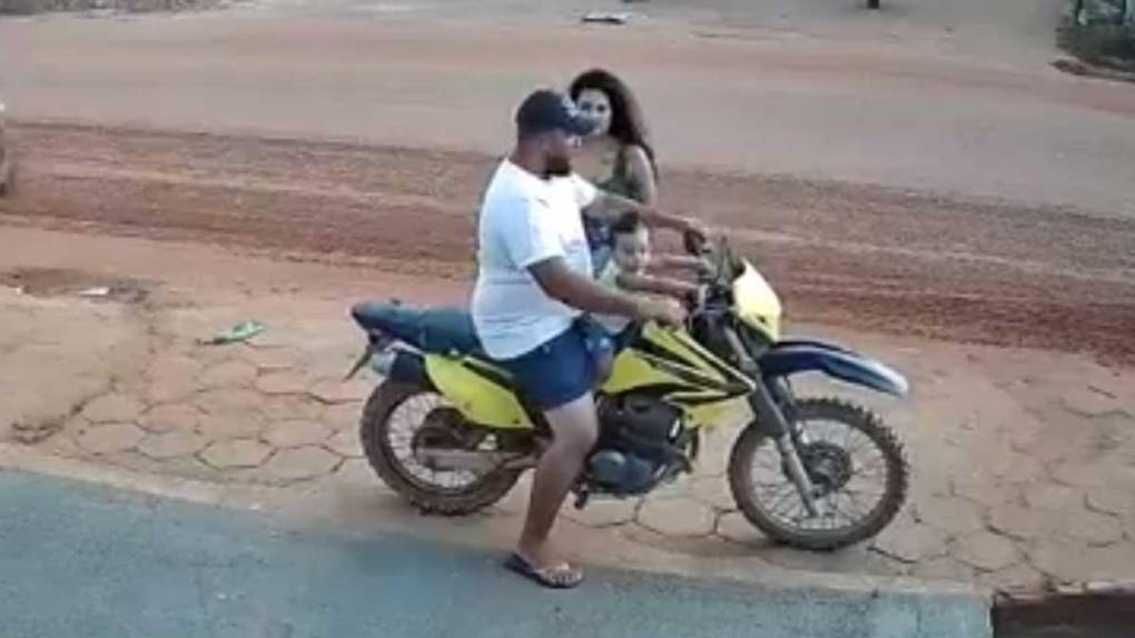 Las imágenes que se hicieron virales muestran al niño en la motocicleta detenida, junto a su padre. 