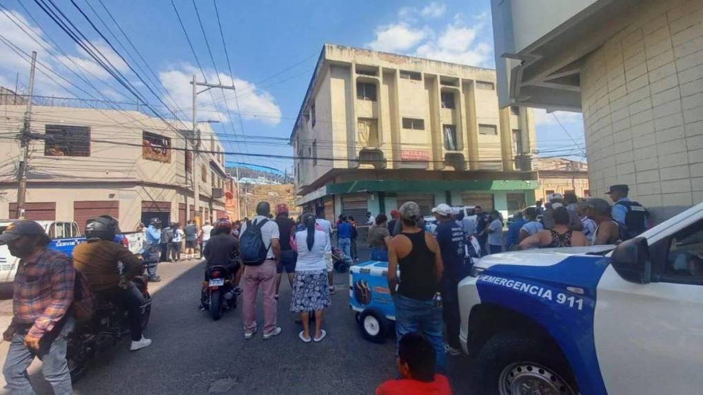 En principio la Policía Nacional informó de que sicarios con armas de fuego llegaron al lugar y agruparon a las víctimas para luego dispararles.