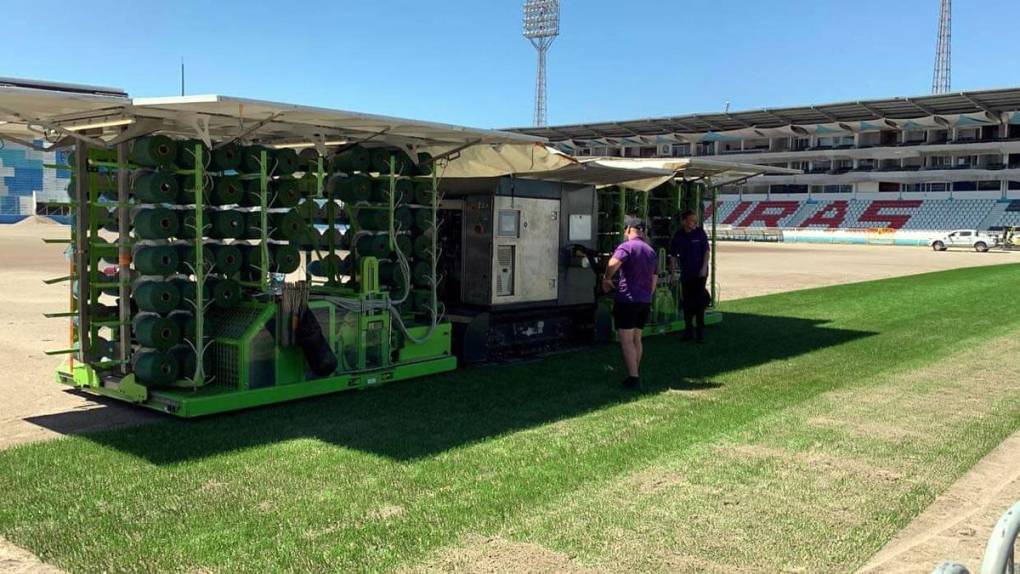 Con esta máquina traída de Países Bajos en conjunto con la empresa TMS de Costa Rica se está instalando la grama del estadio Nacional Chelato Uclés.